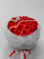 Красный букет из мыльных роз, 19 шт, в воздушной упаковке, со светом