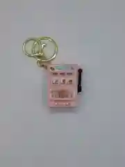Розовый брелок капибара, слот машина