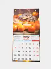 Бежевый большой.перекидной настенный календарь на скрепке на 2025 год. более 20 видов