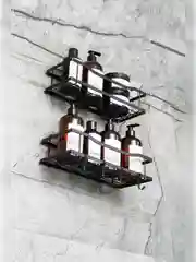 Полка для ванной, металлическая, самоклеящаяся, с крючками, 2 яруса, 2 штуки