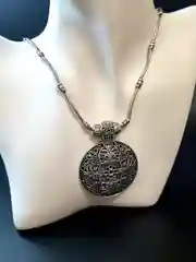 Комплект женских украшений: колье, серьги