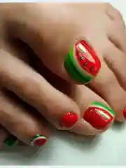 Алый накладные ногти педикюр