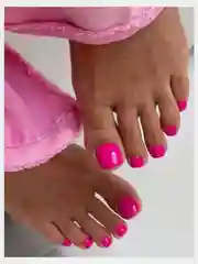 Фуксия накладные ногти педикюр