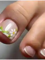 Желтый накладные ногти педикюр