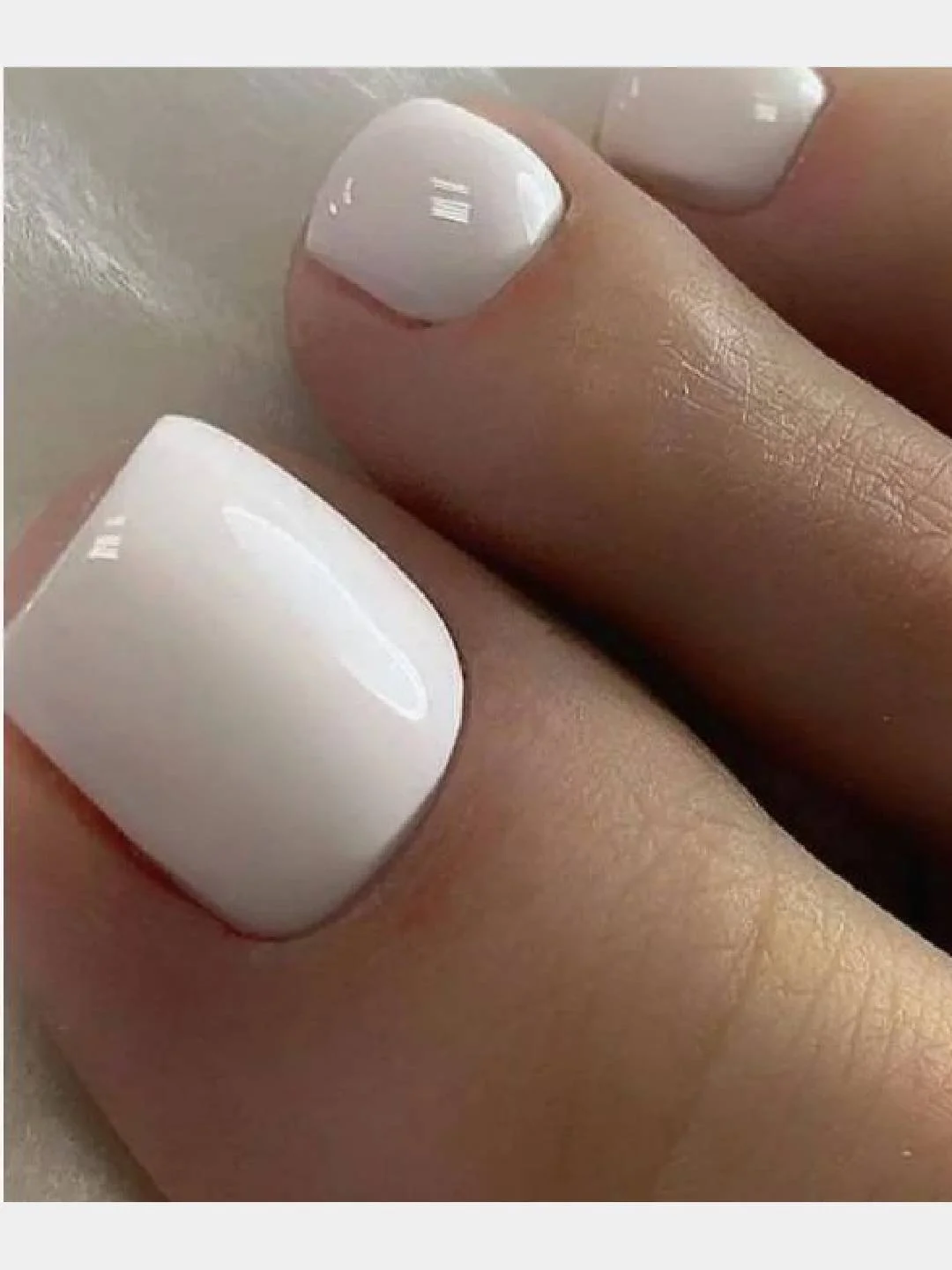 Белый накладные ногти педикюр