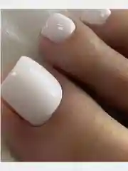 Белый накладные ногти педикюр
