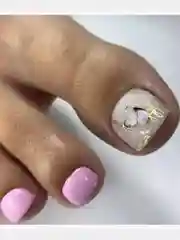 Золотой накладные ногти педикюр
