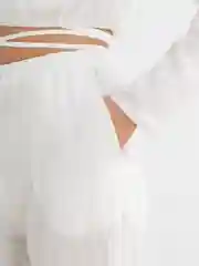 Белый костюм женский брючный