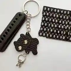 Угольный оригинальный брелок на ключи в виде кошек из натуральной кожи, брелок кошки,
