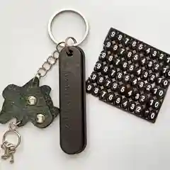 Угольный оригинальный брелок на ключи в виде кошек из натуральной кожи, брелок кошки,