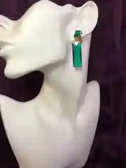 Серьги с зеленым камнем