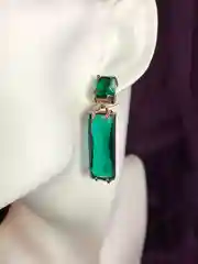 Серьги с зеленым камнем