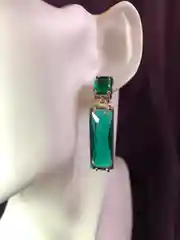 Серьги с зеленым камнем