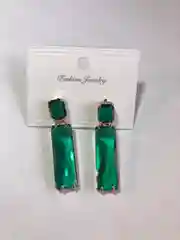 Серьги с зеленым камнем