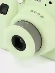 Зеленый фотоаппарат моментальной печати Fujifilm Instax Mini SE