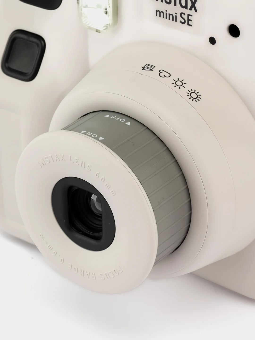 Серый фотоаппарат моментальной печати Fujifilm Instax Mini SE