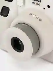 Серый фотоаппарат моментальной печати Fujifilm Instax Mini SE