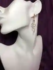 Золотой серьги змеи