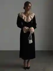 Черный бархатное платье с контрастным, пышным воротником и манжетами, миди платье с разрезом