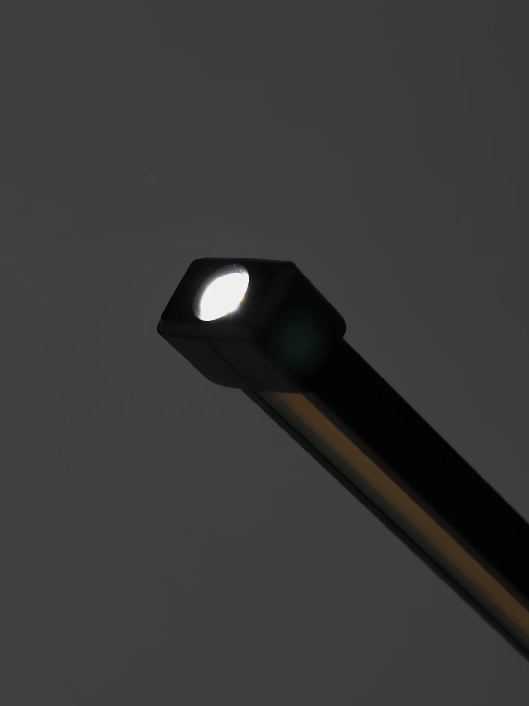 Светодиодный фонарик Worklight 2 с поворотной конструкцией и подвесным магнитом