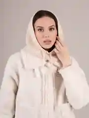 Бежевый капор женский вязаный