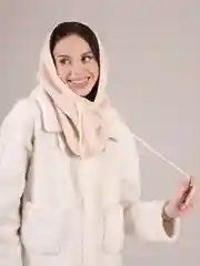 Бежевый капор женский вязаный
