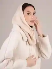 Бежевый капор женский вязаный