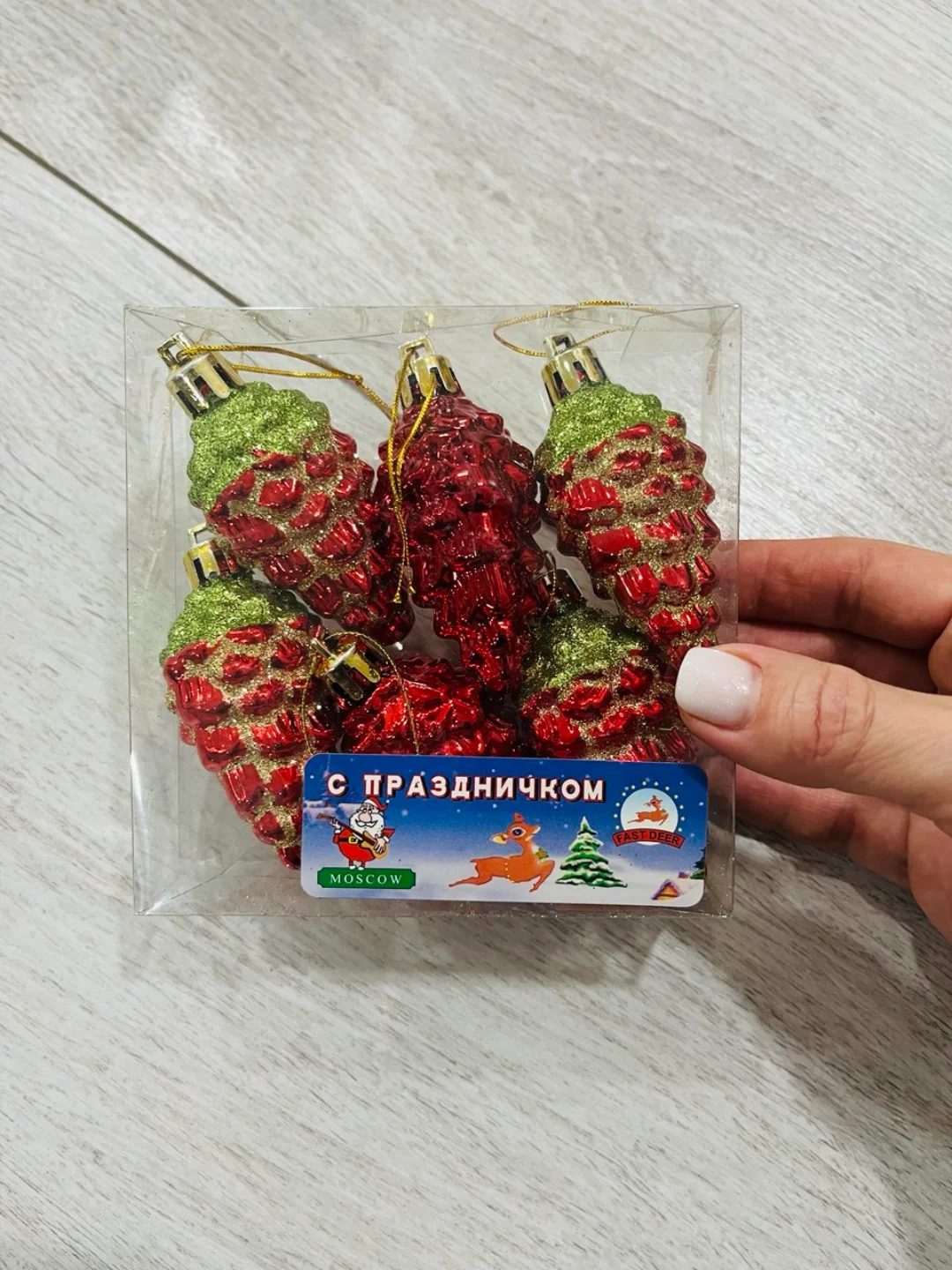 Красный елочные игрушки, новогодние украшения на елку: шишки, сапожок, снеговик