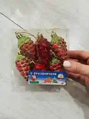 Красный елочные игрушки, новогодние украшения на елку: шишки, сапожок, снеговик