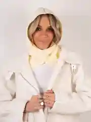 Белый капор женский вязаный, капюшон