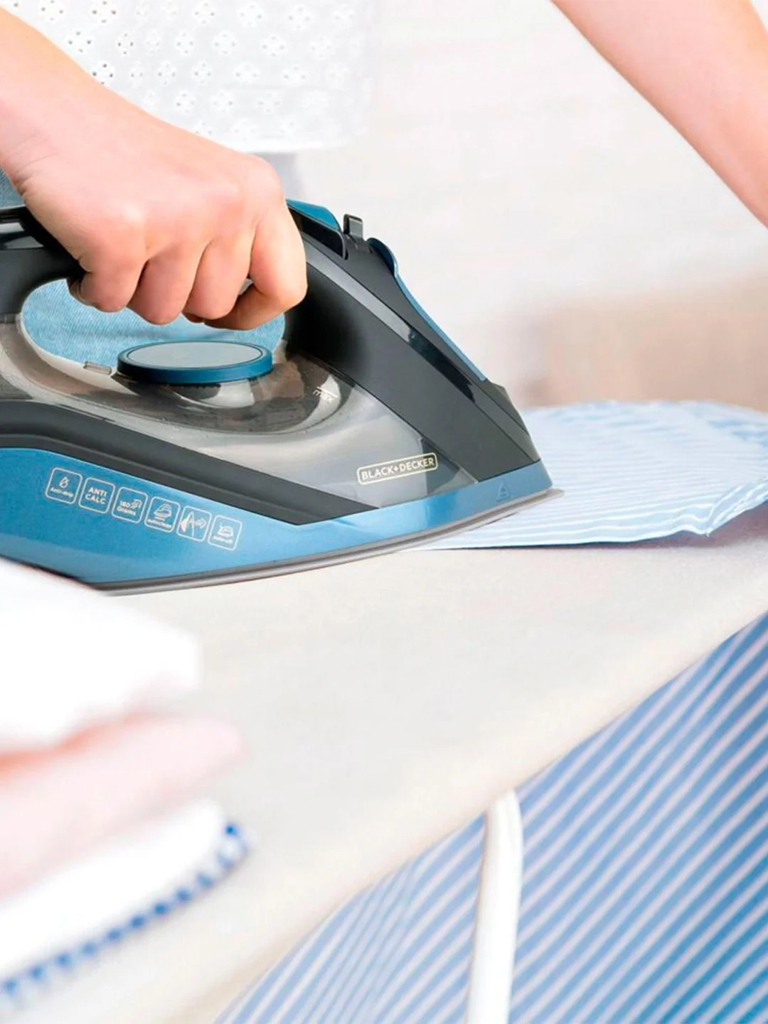 Утюг Black+Decker BXIR2801E