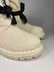 Бежевый дутики женские зимние