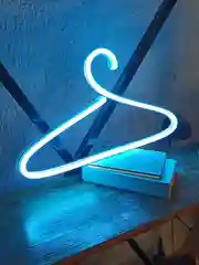 Белый светодиодная неоновая вешалка для одежды,неоновые плечики для одежды, подарок на новый год