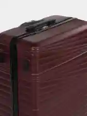 Бордовый пластиковый чемодан на колесах, с кодовым замком