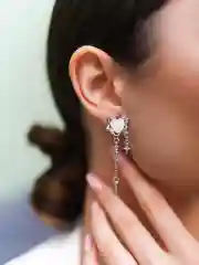 Серьги в виде сердечек, с камнями, подвеской и стразами