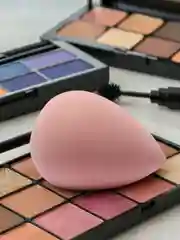 Черный спонж для макияжа мягкий в форме капли