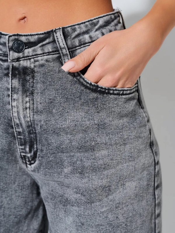 Қоғамдық жағажайда жалаңаш қыз