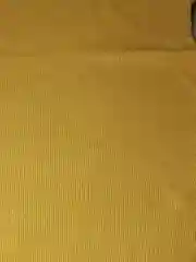 Желтый пуловер с декорированными рукавами